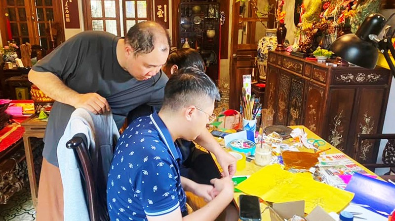Ông Hùng hướng dẫn học trò làm mã cổ.