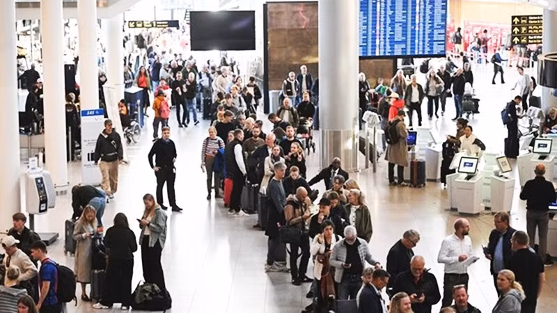 Sân bay Copenhagen bị tê liệt sau vụ tấn công bằng UAV. Ảnh: AFP