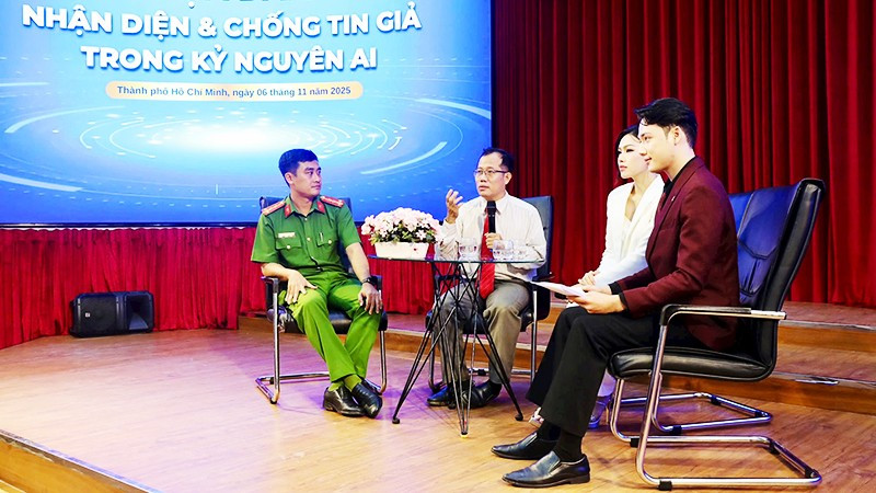 Nhiều kiến thức nhận diện, phản ứng với chiêu thức lừa đảo trên mạng được chia sẻ tại tọa đàm. Ảnh: NGUYỄN DŨNG