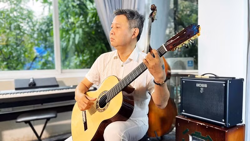 Nghệ sĩ guitar Lê Hùng Phong vẫn miệt mài với các dự án cộng đồng. Ảnh: NVCC