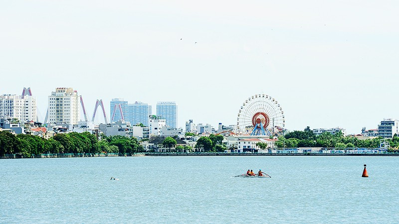 Cảnh quan một góc Hồ Tây. Ảnh: NAM NGUYỄN