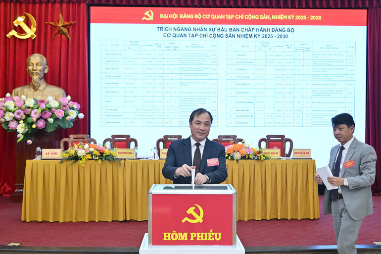Các đại biểu tiến hành bỏ phiếu bầu Ban Chấp hành Đảng bộ cơ quan Tạp chí Cộng sản. anh-1.jpg