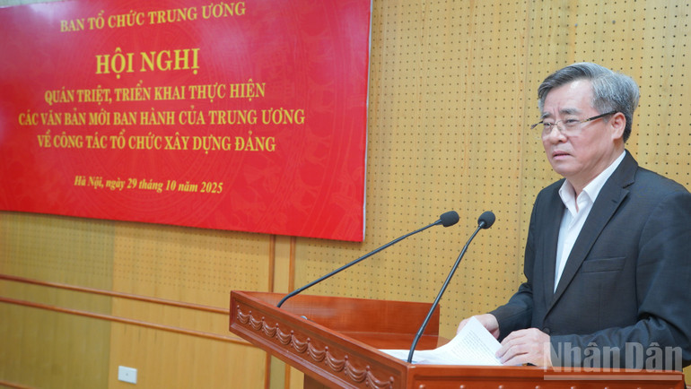 Đồng chí Nguyễn Quang Dương trình bày những điểm mới trong một số văn bản của Trung ương về công tác tổ chức xây dựng Đảng. ndo_br_dsc04045.jpg