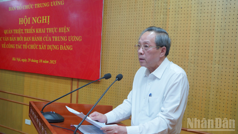 Đồng chí Hoàng Đăng Quang quán triệt những điểm mới trong một số văn bản của Trung ương về công tác tổ chức xây dựng Đảng. Đồng chí Hoàng Đăng Quang quán triệt những điểm mới trong một số văn bản của Trung ương về công tác tổ chức xây dựng Đảng.