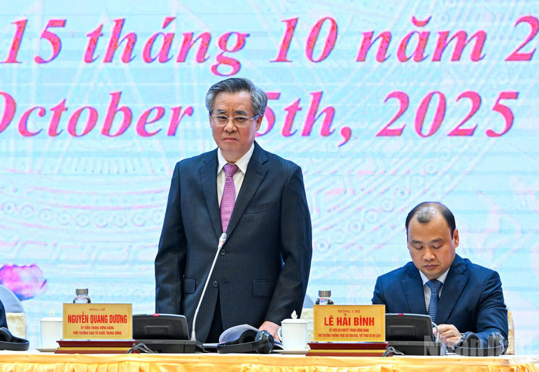Đồng chí Nguyễn Quang Dương trả lời câu hỏi của các phóng viên tại buổi họp báo. ndo_br_z7119244740175-a7bffca5791d77faf3136ef6a953f929.jpg