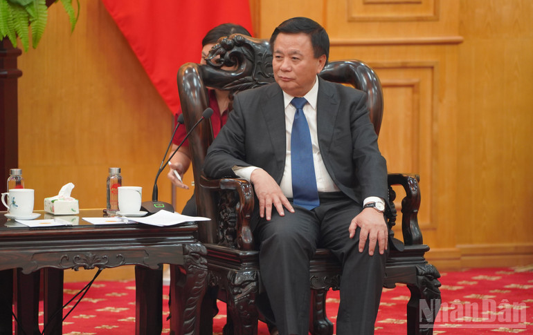 Đồng chí Nguyễn Xuân Thắng giới thiệu khái quát về Học viện Chính trị quốc gia Hồ Chí Minh. (Ảnh: HOÀNG LÂM) ndo_br_anh-2.jpg
