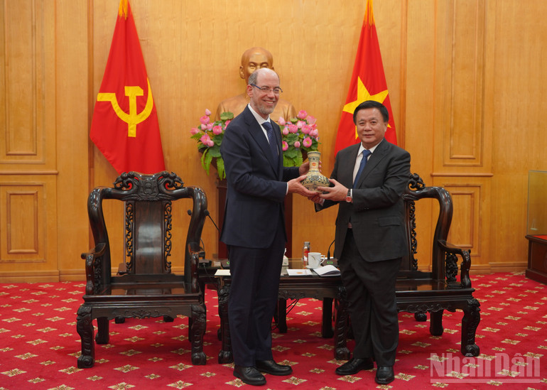 Đồng chí Nguyễn Xuân Thắng trao quà lưu niệm cho ông Doron Avnin. (Ảnh: HOÀNG LÂM) ndo_br_anh-4.jpg