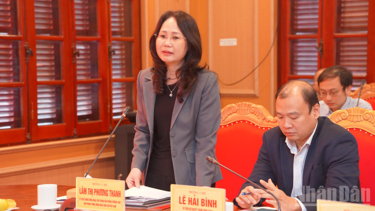 Na schůzi vystoupil soudruh Lam Thi Phuong Thanh. ndo_br_dsc04235.jpg