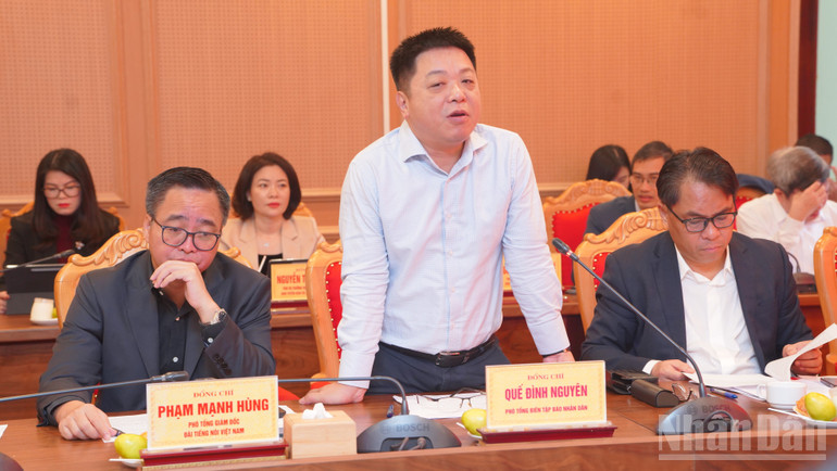 Na schůzi promluvil soudruh Que Dinh Nguyen, zástupce šéfredaktora a stálý zástupce tajemníka stranického výboru novin Nhan Dan. ndo_br_dsc04209.jpg