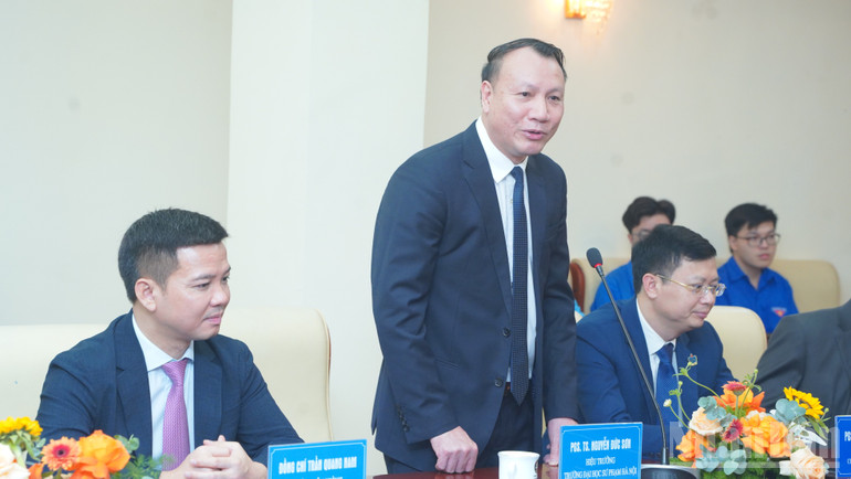 សាស្ត្រាចារ្យរង លោកបណ្ឌិត Nguyen Duc Son ថ្លែងមតិក្នុងកិច្ចប្រជុំ។ ndo_br_dsc04277.jpg