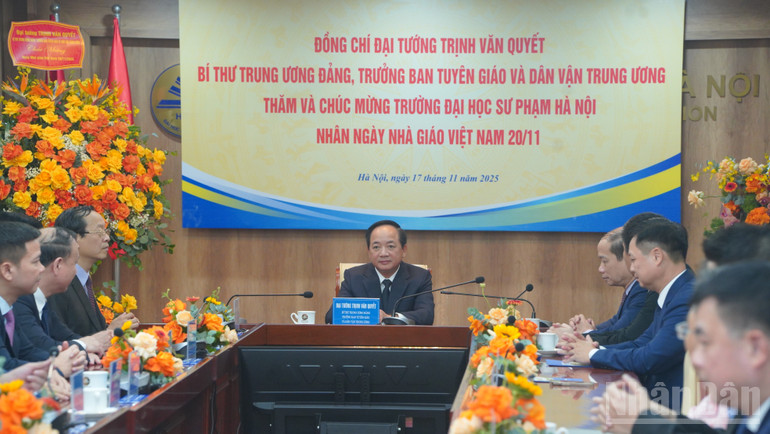 ទិដ្ឋភាពនៃដំណើរទស្សនកិច្ច និងការងាររបស់នាយឧត្តមសេនីយ៍ Trinh Van Quyet លេខាគណៈកម្មាធិការមជ្ឈិមបក្ស ប្រធានគណៈកម្មាធិការឃោសនាមជ្ឈិម និងចលនាមហាជននៅសាកលវិទ្យាល័យអប់រំជាតិហាណូយ។ ndo_br_dsc04267.jpg