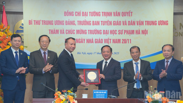 ថ្នាក់ដឹកនាំសាកលវិទ្យាល័យអប់រំជាតិហាណូយបានប្រគល់វត្ថុអនុស្សាវរីយ៍ជូនសមមិត្ត Trinh Van Quyet។ ndo_br_anh-4.jpg