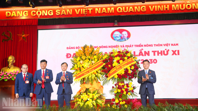 Thủ tướng Phạm Minh Chính, Ủy viên Bộ Chính trị, Bí thư Đảng ủy Chính phủ gửi lẵng hoa chúc mừng Đại hội. ndo_bl_anh-13.jpg