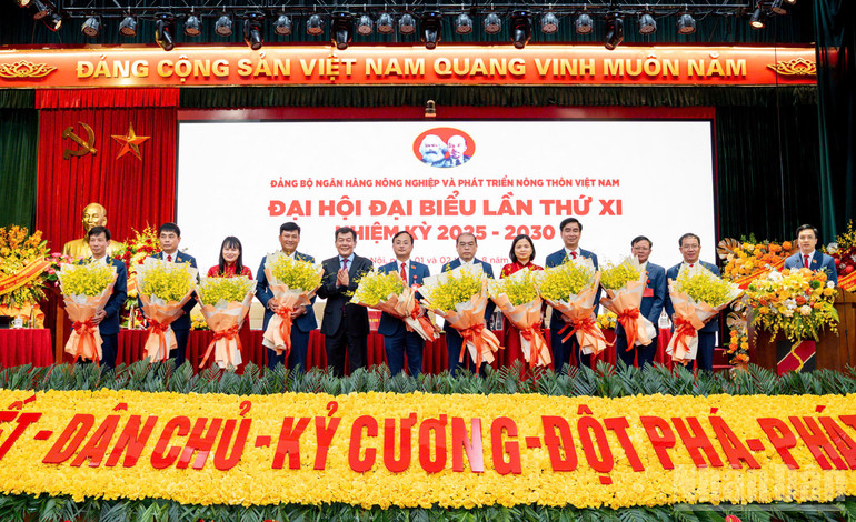 Ban Thường vụ Đảng ủy Agribank nhiệm kỳ 2025-2030 ra mắt đại hội. ndo_br_anh-ban-thuong-vu.jpg
