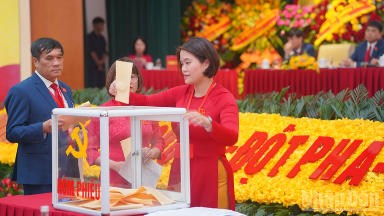 Các đại biểu tiến hành bỏ phiếu bầu Ban Chấp hành Đảng bộ Agribank nhiệm kỳ 2025-2030. ndo_br_anh-4.jpg