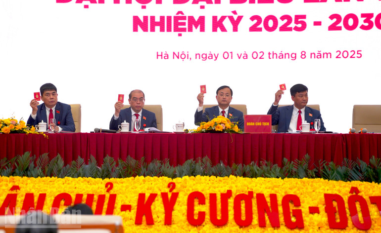 Các đại biểu tiến hành biểu quyết tại đại hội. ndo_bl_anh-bieu-quyet.jpg