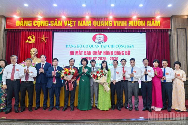 Đồng chí Nguyễn Thị Hoàng Vân, Phó Bí thư Đảng ủy các cơ quan Đảng Trung ương tặng hoa, chúc mừng Ban Chấp hành Đảng bộ cơ quan Tạp chí Cộng sản nhiệm kỳ 2025-2030. ndo_br_anh-2.jpg