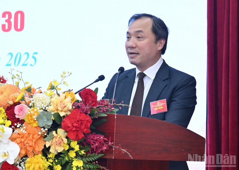 Đồng chí Hoàng Trung Dũng thay mặt Ban Chấp hành Đảng bộ cơ quan Tạp chí Cộng sản nhiệm kỳ 2025-2030 phát biểu nhận nhiệm vụ. ndo_br_anh-3.jpg