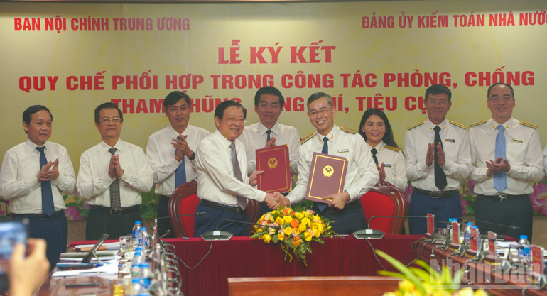 Quang cảnh lễ ký kết Quy chế phối hợp sửa đổi, bổ sung giữa Ban Nội chính Trung ương và Đảng ủy Kiểm toán Nhà nước trong công tác phòng, chống tham nhũng, lãng phí, tiêu cực. ndo_br_20250823-dsc02316.jpg