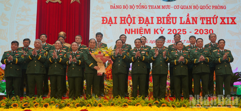 Đại tướng Phan Văn Giang tặng hoa, chúc mừng Ban Chấp hành Đảng bộ Bộ Tổng Tham mưu-Cơ quan Bộ Quốc phòng nhiệm kỳ 2025-2030. ndo_br_anh-6.jpg