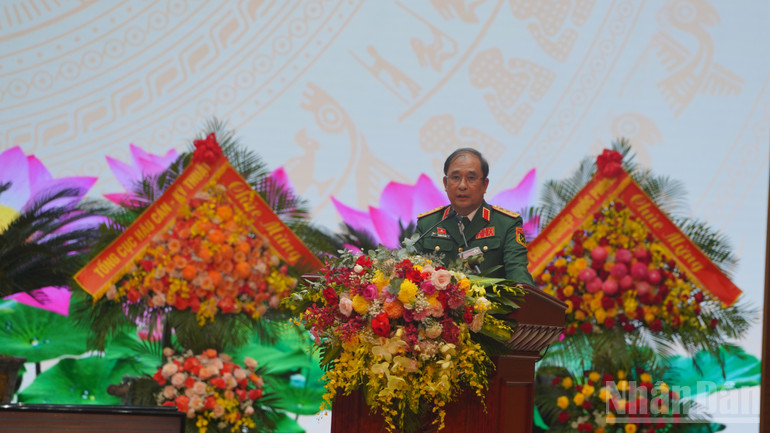 Đồng chí Thượng tướng Phùng Sĩ Tấn trình bày Báo cáo chính trị tại đại hội. ndo_br_anh-5.jpg