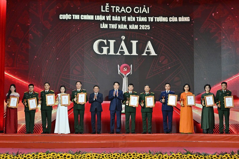 Chủ tịch nước Lương Cường và Thường trực Ban Bí thư Trần Cẩm Tú chúc mừng các tác giả, nhóm tác giả đoạt Giải A. anh-4.jpg