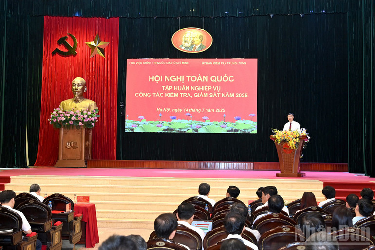 Đồng chí Nguyễn Duy Ngọc, Ủy viên Bộ Chính trị, Bí thư Trung ương Đảng, Chủ nhiệm Ủy ban Kiểm tra Trung ương phát biểu bế mạc hội nghị. (Ảnh: ĐĂNG KHOA) ndo_br_anh-5.jpg