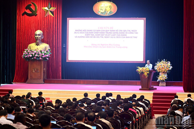 Phó Chủ nhiệm Ủy ban Kiểm tra Trung ương Nghiêm Phú Cường trình bày chuyên đề tại hội nghị. (Ảnh: ĐĂNG KHOA) ndo_br_anh-4.jpg