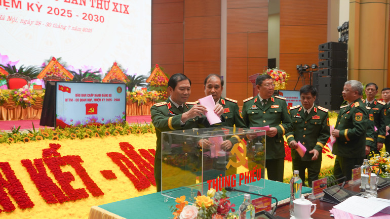 Các đại biểu tiến hành bỏ phiếu bầu Ban Chấp hành Đảng bộ Bộ Tổng Tham mưu-Cơ quan Bộ Quốc phòng nhiệm kỳ 2025-2030. anh12.jpg