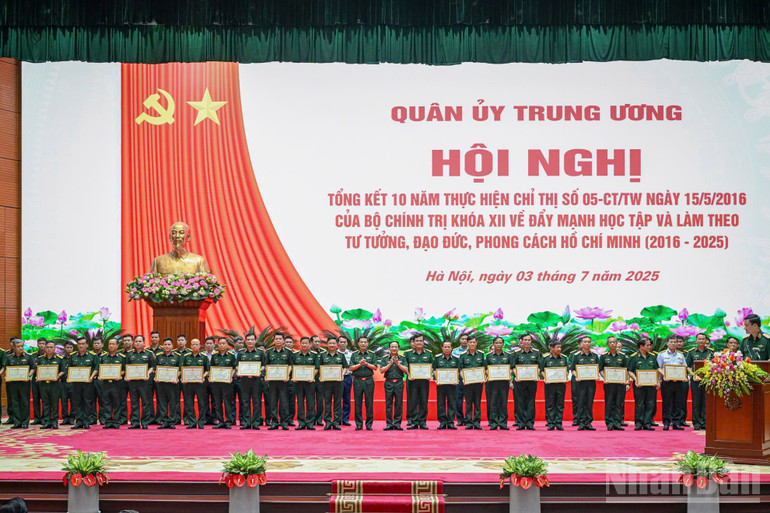 Lãnh đạo Bộ Quốc phòng trao tặng Bằng khen của Bộ trưởng Quốc phòng cho tập thể, cá nhân điển hình tiêu biểu trong thực hiện Chỉ thị số 05-CT/TW giai đoạn 2016-2025. ndo_br_anh-1.jpg