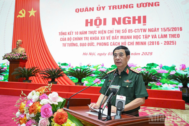 Đồng chí Đại tướng Phan Văn Giang, Phó Bí thư Quân ủy Trung ương, Bộ trưởng Quốc phòng phát biểu tại Hội nghị. ndo_br_anh-4.jpg