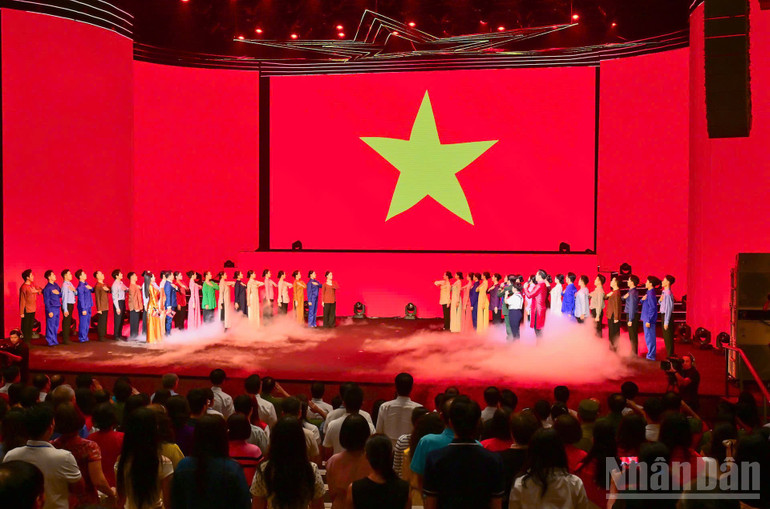 Các nghệ sĩ cùng khách mời tham dự chương trình trong nghi lễ chào cờ. (Ảnh: BẢO LONG) ndo_br_z6940798540539-3ec4a02c222b7ce7c6e077353e64089f.jpg