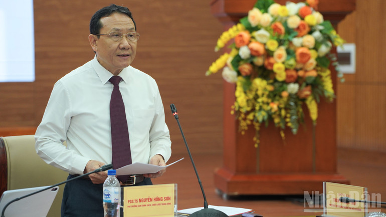 Phó Giáo sư, Tiến sĩ Nguyễn Hồng Sơn, Phó Trưởng Ban Chính sách, chiến lược Trung ương phát biểu khai mạc hội thảo. (Ảnh: HẢI ĐĂNG) ndo_br_anh-2.jpg