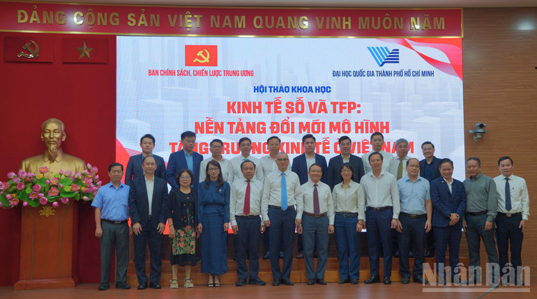 Các đại biểu dự hội thảo chụp ảnh lưu niệm. (Ảnh: HẢI ĐĂNG) ndo_br_anh-4.jpg