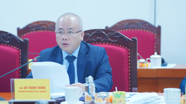 Biträdande finansminister Do Thanh Trung presenterade sitt dokument vid konferensen. ndo_br_dsc04579-9658.jpg