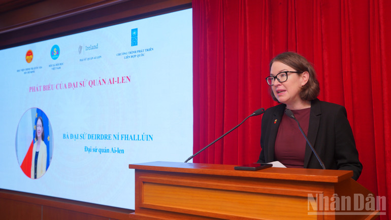 Den irländska ambassadören i Vietnam Deirdre Ní Fhallúin talar vid konferensen. ndo_br_dsc04149.jpg