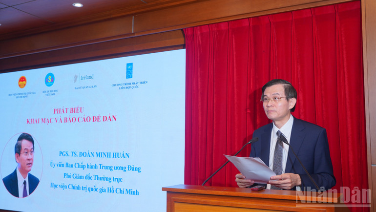 Kamrat Doan Minh Huan höll öppningstalet och den inledande rapporten vid konferensen. ndo_br_dsc04141.jpg