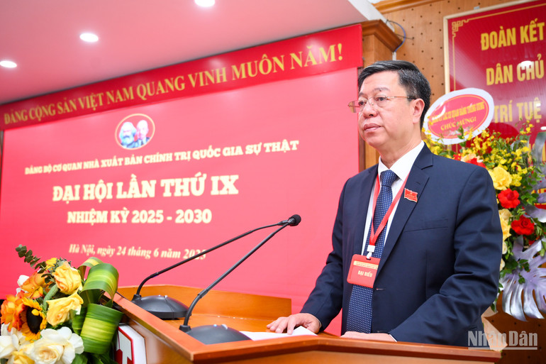 Đồng chí Vũ Trọng Lâm, Bí thư Đảng ủy, Giám đốc, Tổng Biên tập Nhà xuất bản Chính trị quốc gia Sự thật trình bày Báo cáo chính trị tại Đại hội. anh-9.jpg
