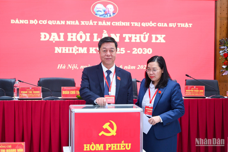 Các đại biểu tiến hành bỏ phiếu bầu Ban Chấp hành Đảng bộ Nhà xuất bản nhiệm kỳ 2025-2030. anh-11.jpg