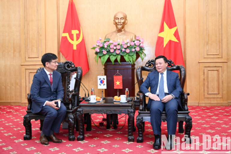 Đồng chí Nguyễn Xuân Thắng, Ủy viên Bộ Chính trị, Giám đốc Học viện Chính trị quốc gia Hồ Chí Minh, Chủ tịch Hội đồng Lý luận Trung ương đánh giá cao quan hệ hợp tác giữa Học viện và Tổ hợp Samsung Việt Nam. (Ảnh: THẾ ĐẠI) hvctqg-3779-9625.jpg