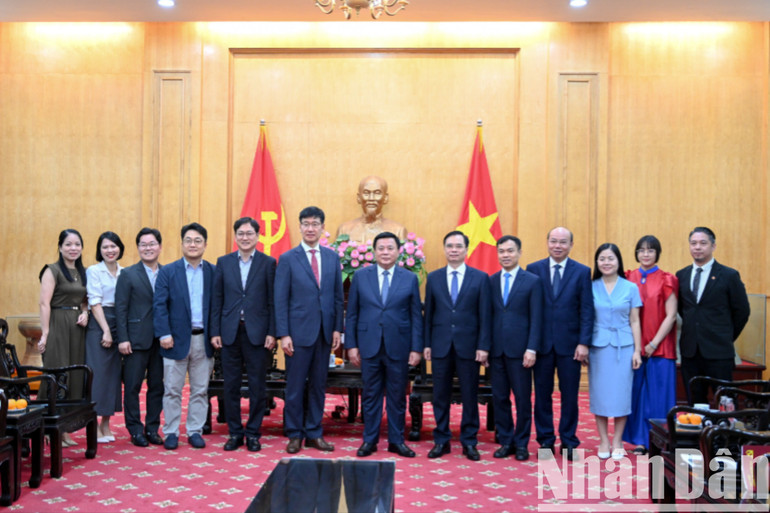 Lãnh đạo Học viện Chính trị quốc gia Hồ Chí Minh chụp ảnh lưu niệm cùng đại diện Tổ hợp Samsung tại Việt Nam. (Ảnh: THẾ ĐẠI) hvctqg-3994-1827.jpg