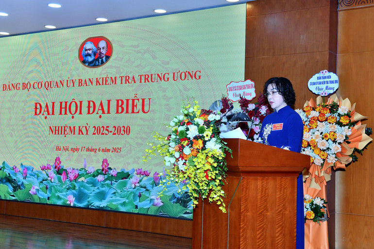 Đồng chí Trần Thị Hiền, Phó Chủ nhiệm Ủy ban Kiểm tra Trung ương, Bí thư Đảng ủy cơ quan Ủy ban Kiểm tra Trung ương nhiệm kỳ 2025-2030 thay mặt Ban Chấp hành phát biểu nhận nhiệm vụ. (Ảnh: ĐĂNG KHOA) anh-5.jpg