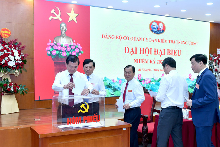 Các đại biểu bỏ phiếu bầu Ban Chấp hành Đảng bộ cơ quan Ủy ban Kiểm tra Trung ương nhiệm kỳ 2025-2030. (Ảnh: ĐĂNG KHOA) anh-7.jpg