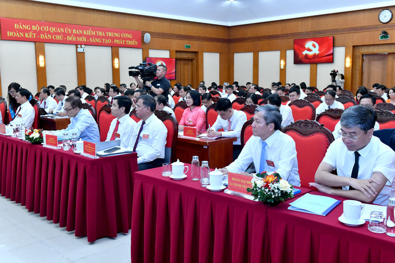 Các đại biểu lắng nghe các báo cáo được trình bày tại Đại hội. (Ảnh: ĐĂNG KHOA) anh-8.jpg