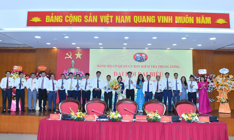 Đồng chí Nguyễn Duy Ngọc, Ủy viên Bộ Chính trị, Bí thư Trung ương Đảng, Chủ nhiệm Ủy ban Kiểm tra Trung ương tặng hoa chúc mừng Ban Chấp hành Đảng bộ cơ quan Ủy ban Kiểm tra Trung ương nhiệm kỳ 2025-2030. (Ảnh: ĐĂNG KHOA) anh-6.jpg