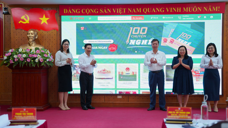 Đồng chí Vũ Trọng Lâm, Giám đốc, Tổng Biên tập Nhà xuất bản Chính trị quốc gia Sự thật và các đại biểu chính thức khai trương website ST Store. anh-1.jpg