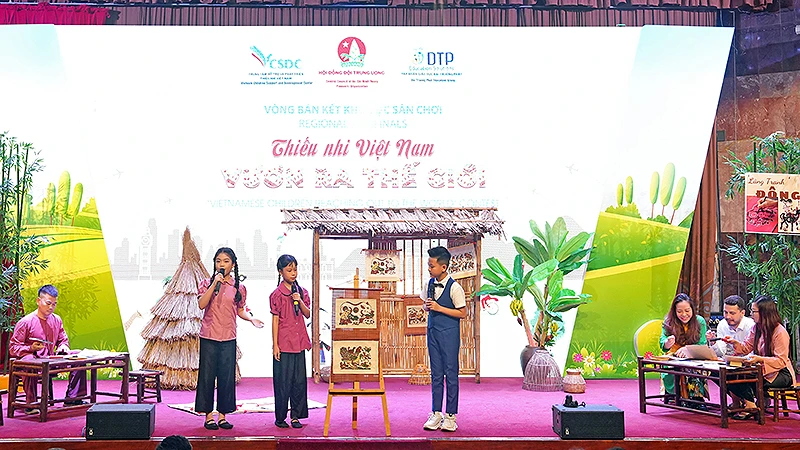 Thí sinh Liên đội Trường tiểu học Trưng Vương với màn thuyết trình được dàn dựng công phu về tranh dân gian Đông Hồ.