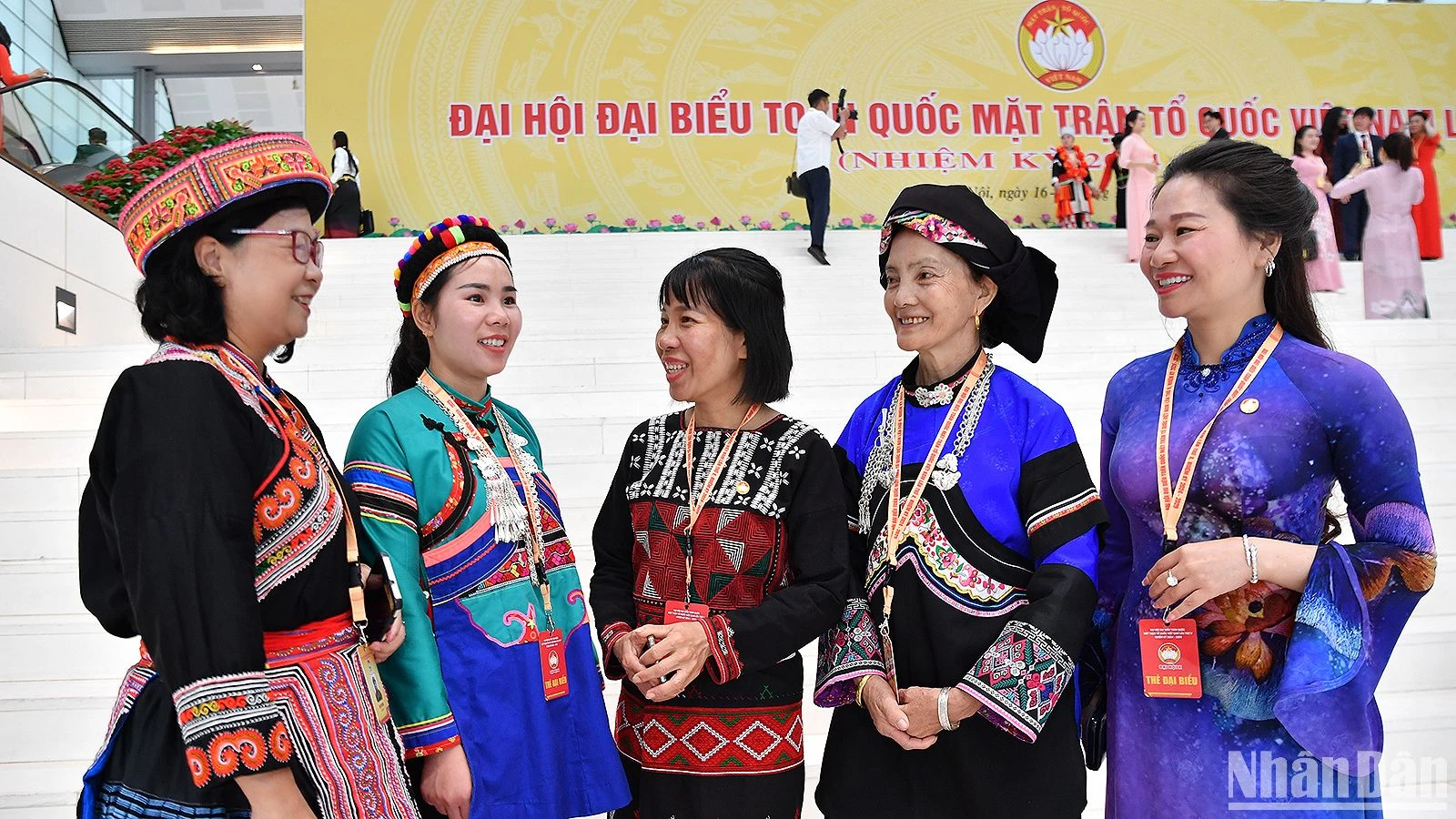 Đại biểu các dân tộc sôi nổi thảo luận bên lề Đại hội.