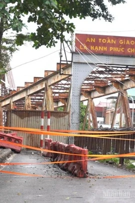 Cấm cầu Long Biên: Hàng dài phương tiện "chôn chân" giữa mưa vì ùn tắc