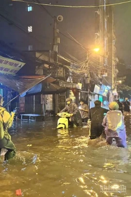 Đêm muộn, nhiều người dân vẫn đang phải lội nước về nhà.